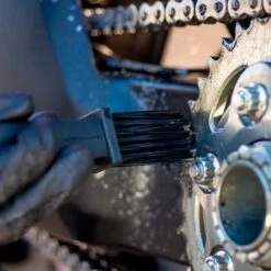 MUC-OFF Cepillo Transmisión -Motopasion Ventas spray pulidor muc off speed polish 2